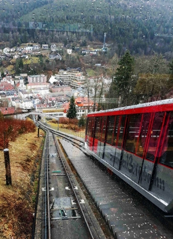 Bergbahn auf den Sommerberg mit Regentropfen