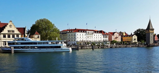 Lindauer Hafenfront dominiert vom Hotel Bayerischer Hof (06/2021)