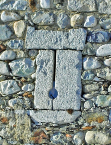 Kloster Neustift: Schlüssel-Schießscharte in der Außenmauer
