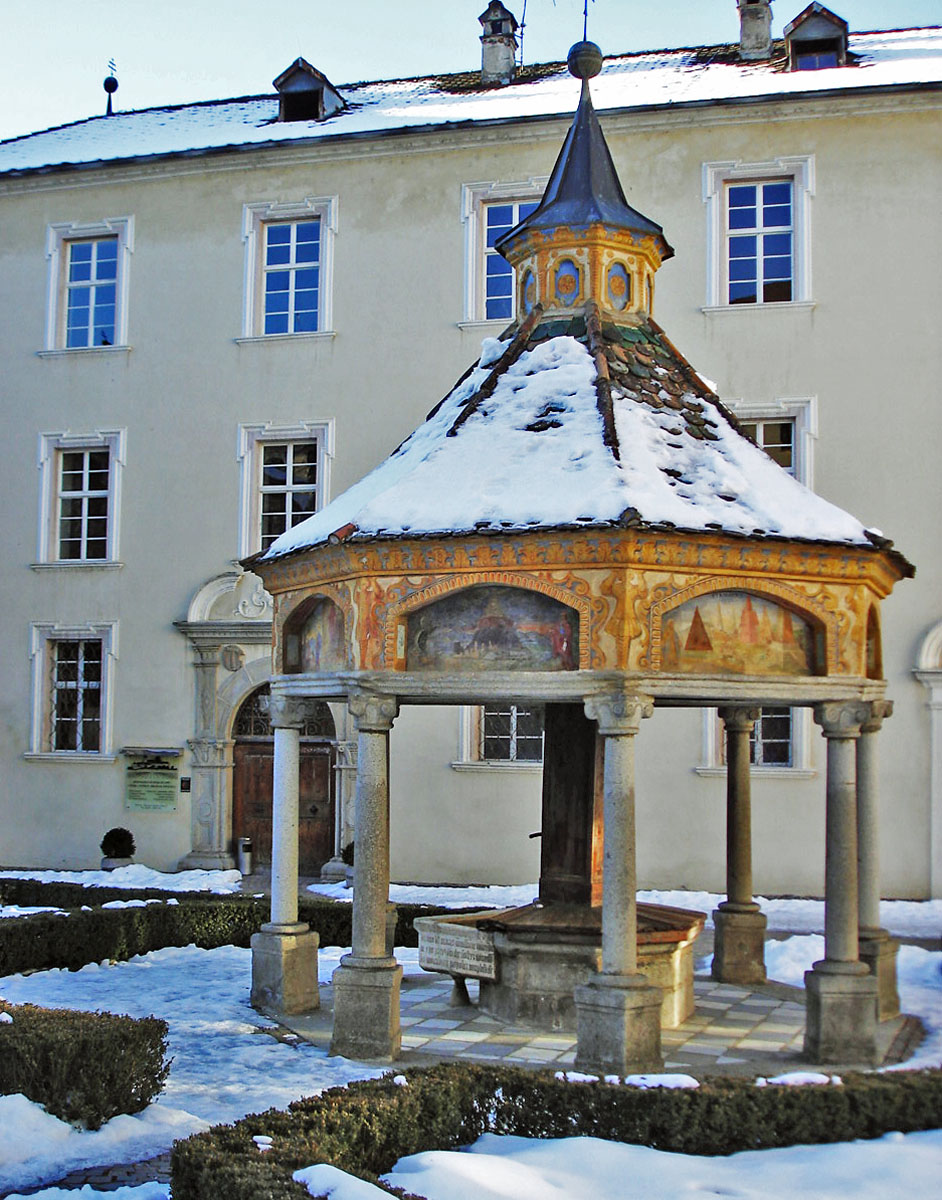 Kloster Neustift: Wunderbrunnen vor Bildungshaus