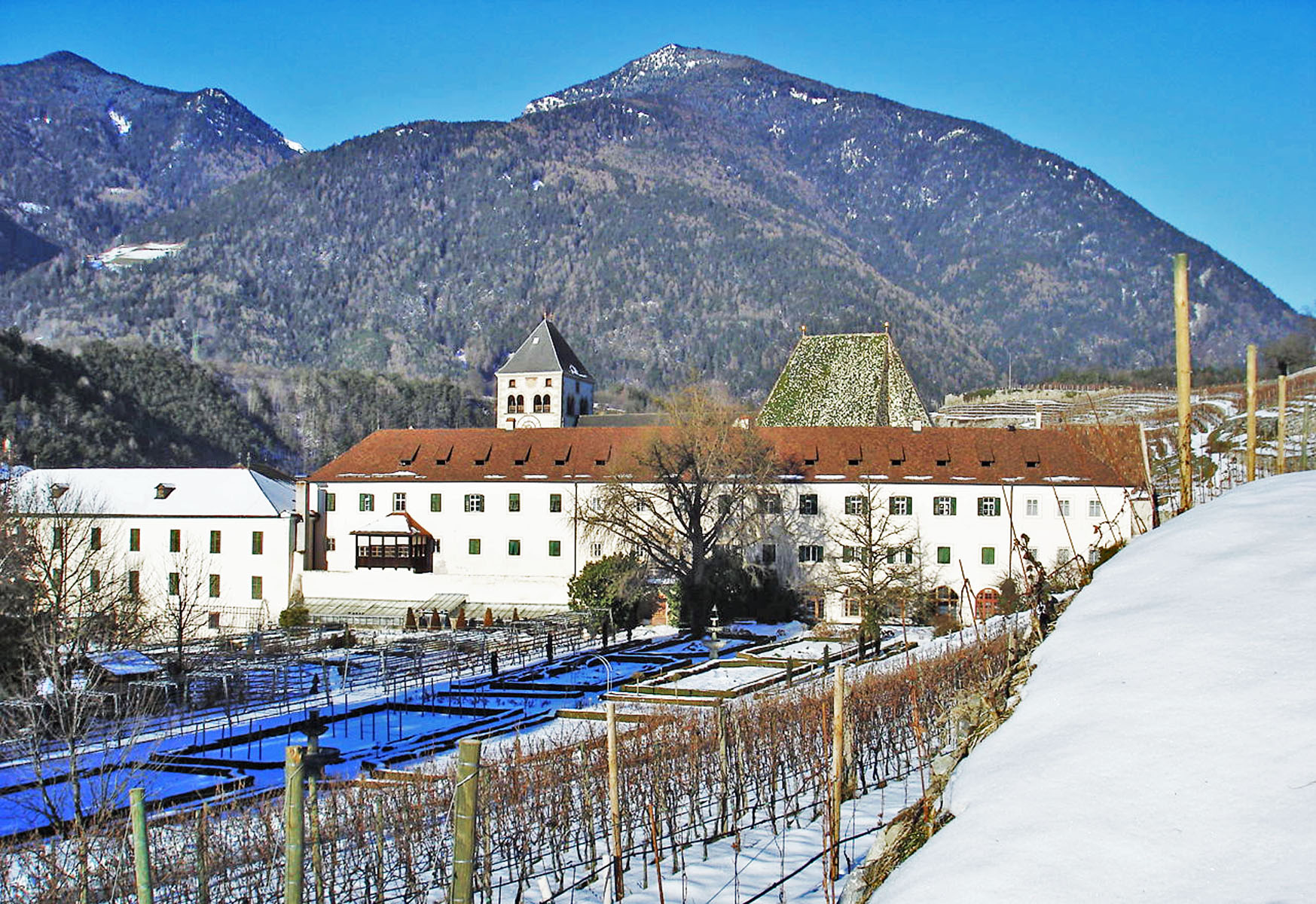 Kloster Neustift: Blick vom Weinberg auf den Klostergarten