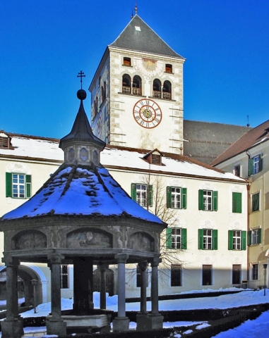 Kloster Neustift: romanischer Uhrturm und Wunderbrunnen
