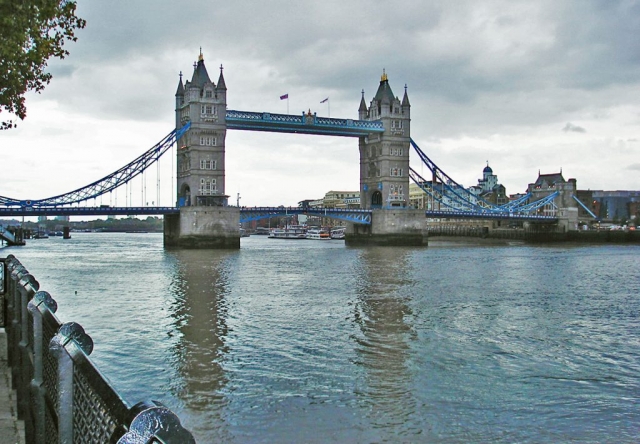 Tower Bridge seitlich vom linken Ufer